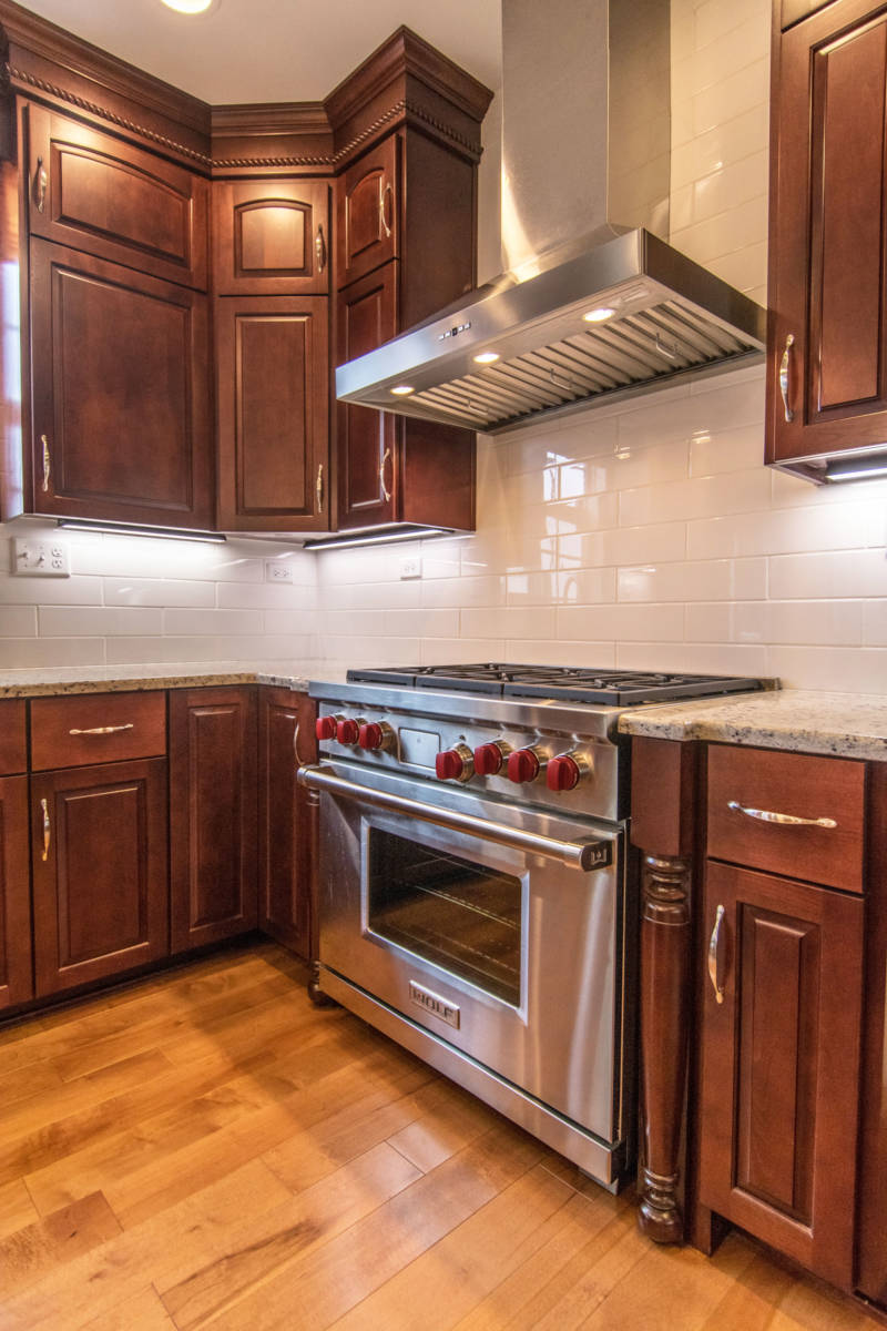 full gas range with traditional kitchen